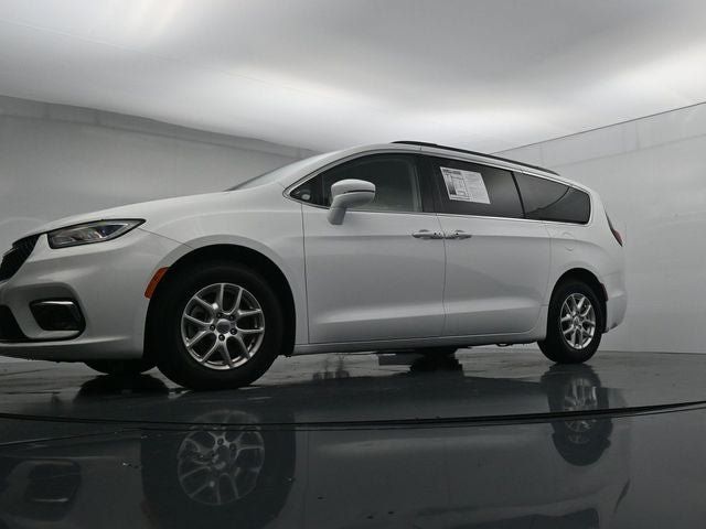 Used 2022 Chrysler Pacifica Touring-L FWD image 32