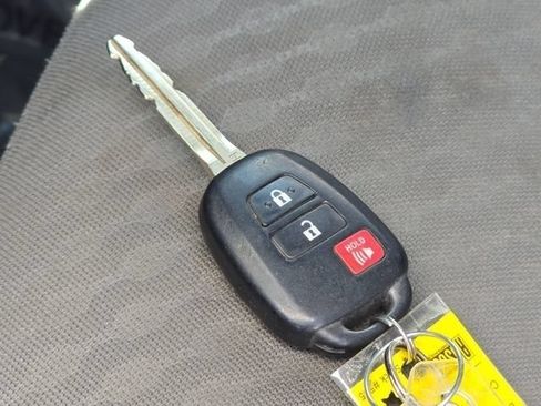 Used 2021 Toyota Tacoma SR AWD/4WD image 39