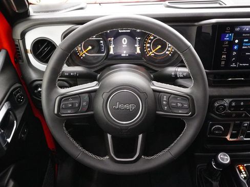 Used 2025 Jeep Gladiator Sport AWD/4WD image 18