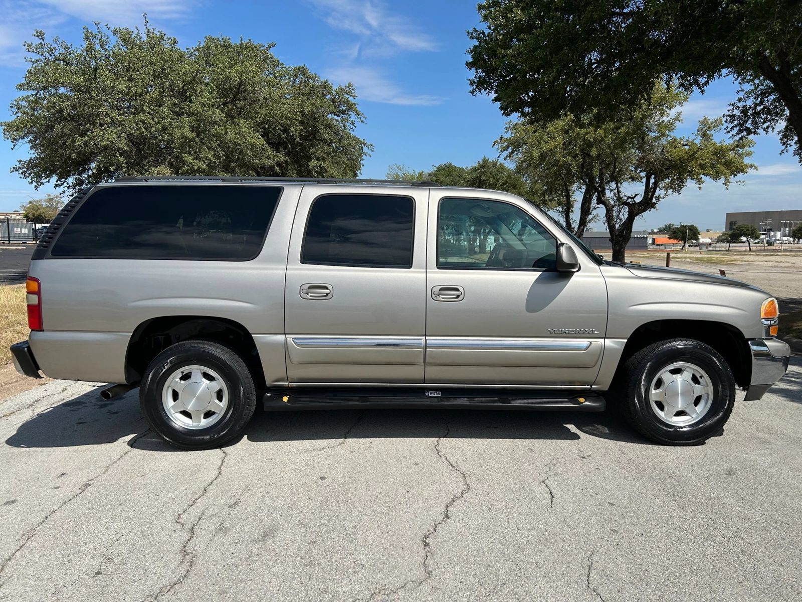 Used 2003 GMC Yukon XL SLE RWD image 3