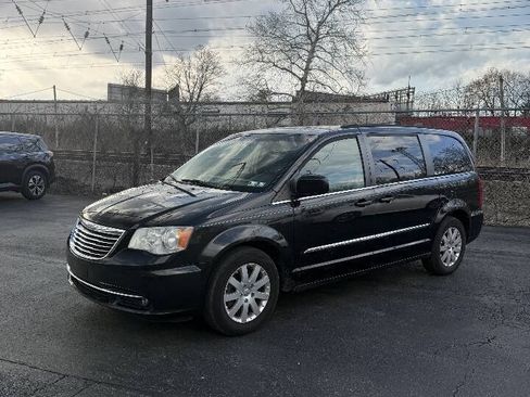 Used 2014 Chrysler Town & Country Touring FWD image 3