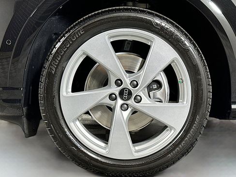 Used 2025 Audi Q5 Prestige AWD/4WD image 11