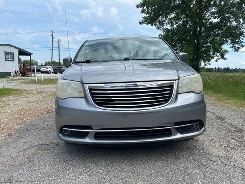 Used 2014 Chrysler Town & Country Touring FWD image 31