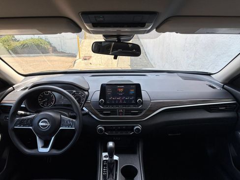 Used 2025 Nissan Altima 2.5 SV FWD image 33