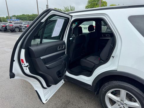 Used 2017 Ford Explorer XLT AWD/4WD image 13