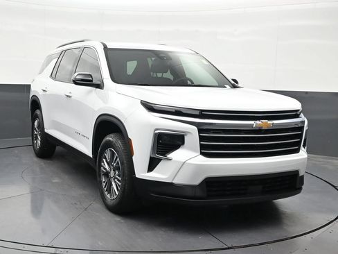 Used 2026 Chevrolet Traverse LT FWD image 8