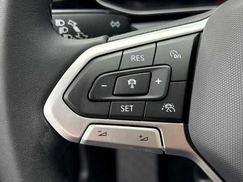 Certified 2025 Volkswagen Jetta SE w/ Sunroof Package image 28