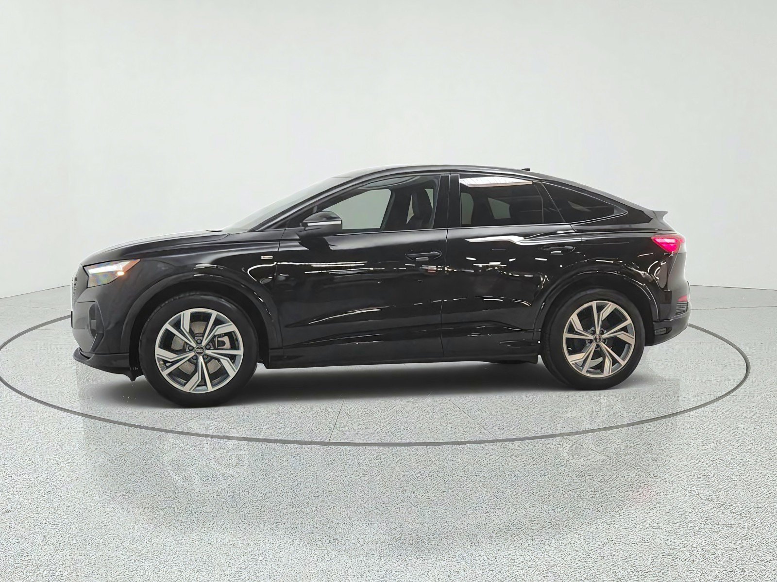 Used 2024 Audi Q4 e-tron Premium Plus w/ Premium Plus AWD/4WD image 8