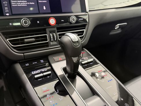 Certified 2024 Porsche Macan AWD/4WD image 38