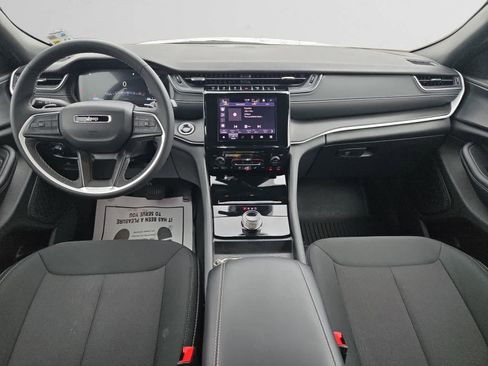 Certified 2025 Jeep Grand Cherokee Laredo X image 10