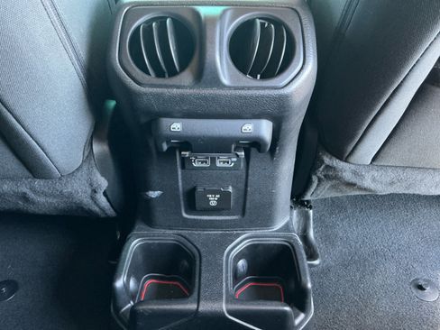 Used 2018 Jeep Wrangler Unlimited Sahara image 32