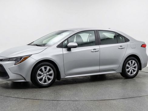 Used 2025 Toyota Corolla LE image 3
