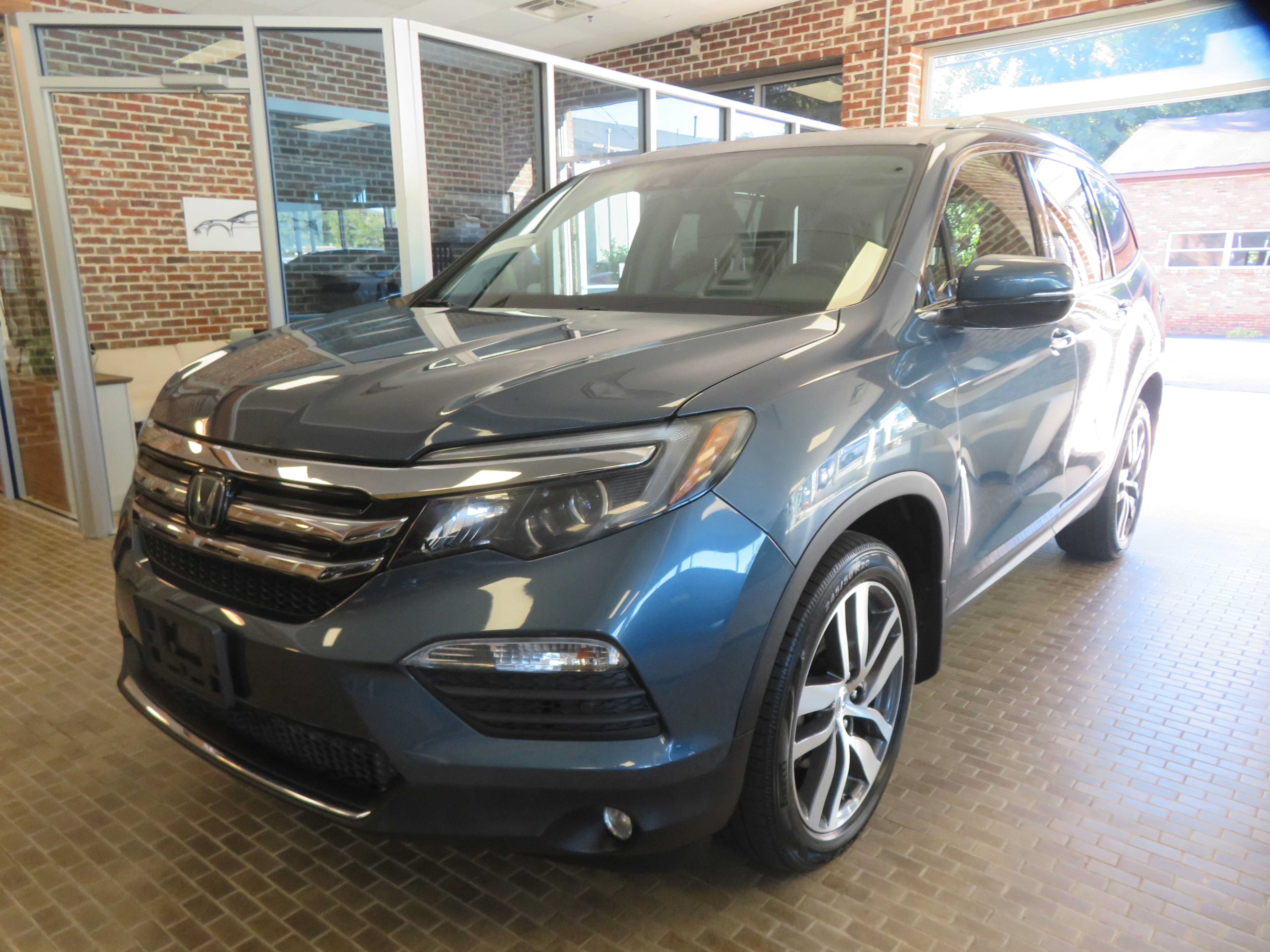 Used 2017 Honda Pilot Elite image 1