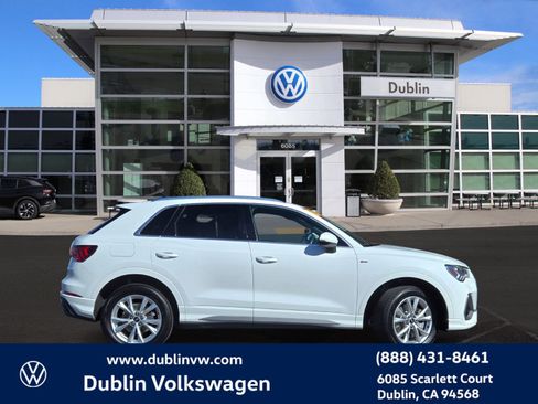 Used 2023 Audi Q3 2.0T Premium w/ Convenience Package image 3