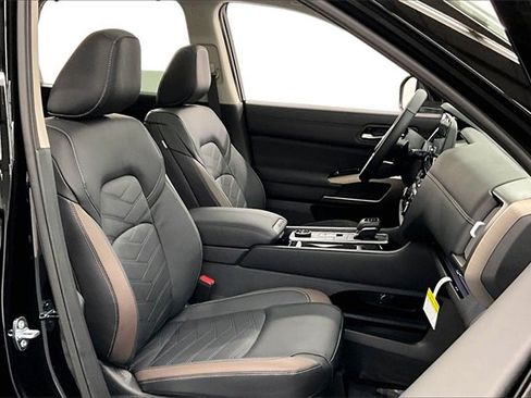 New 2025 Nissan Pathfinder Platinum image 38