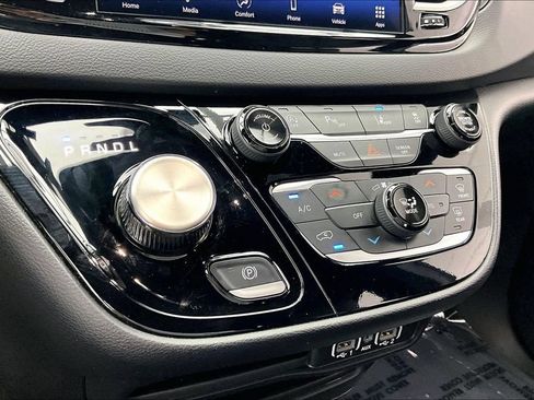 Used 2025 Chrysler Pacifica Select FWD image 32