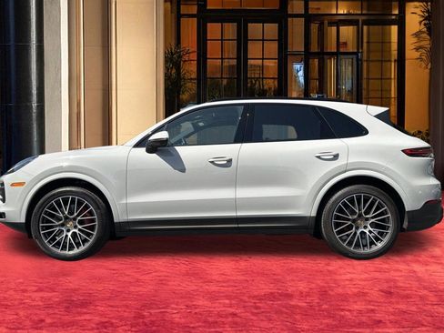 Used 2023 Porsche Cayenne Platinum Edition AWD/4WD image 2