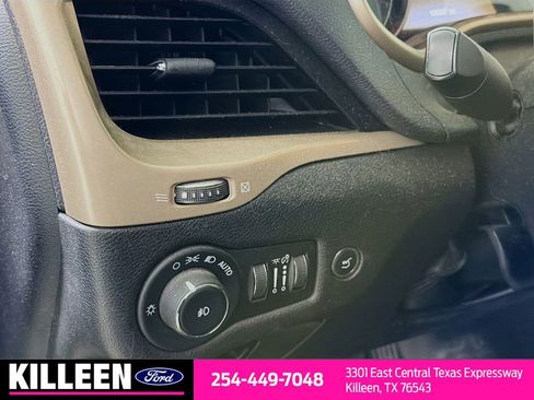 Used 2018 Jeep Cherokee Limited AWD/4WD image 8