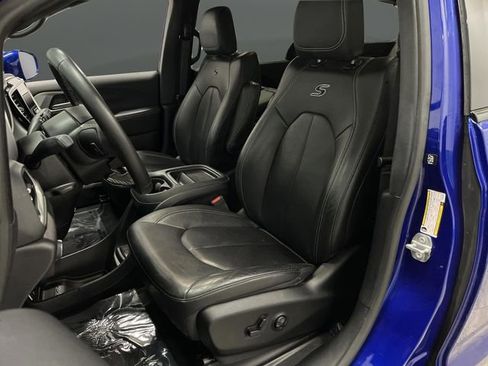 Used 2020 Chrysler Pacifica Touring-L w/ S Appearance Package image 4