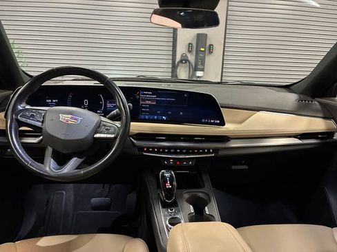 Used 2024 Cadillac XT4 Luxury w/ Cold Weather Package FWD image 12