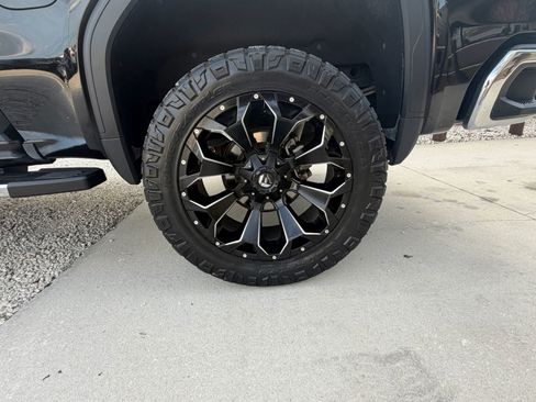 Used 2019 GMC Sierra 1500 SLT w/ SLT Premium Plus Package AWD/4WD image 9