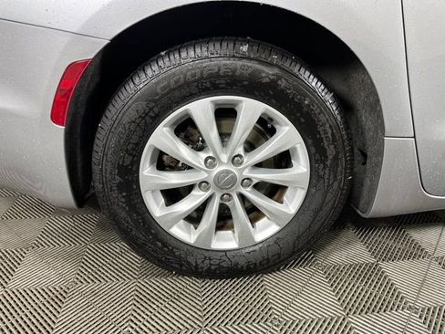 Used 2019 Chrysler Pacifica Touring-L image 12