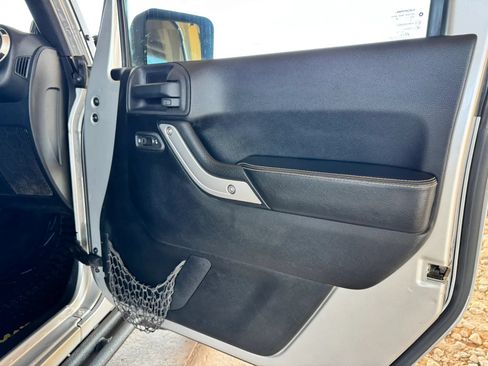 Used 2012 Jeep Wrangler Unlimited Rubicon AWD/4WD image 23