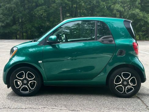 Used 2017 smart fortwo Prime RWD image 4