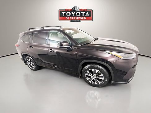 Certified 2022 Toyota Highlander XLE image 1
