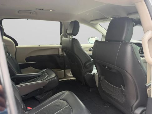 Used 2021 Chrysler Pacifica Touring-L FWD image 29