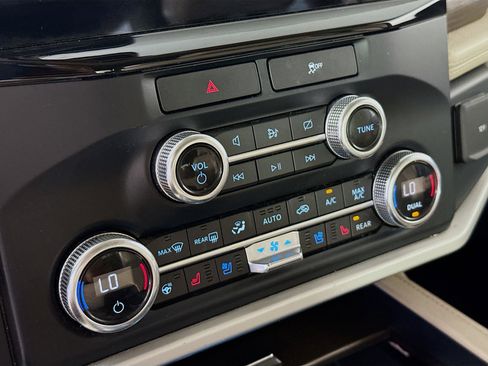 Used 2022 Ford Expedition Limited image 19