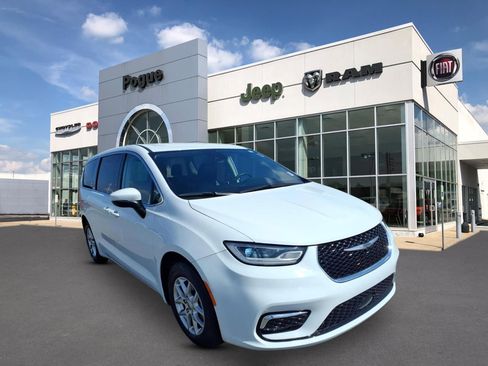 Used 2023 Chrysler Pacifica Touring-L FWD image 1