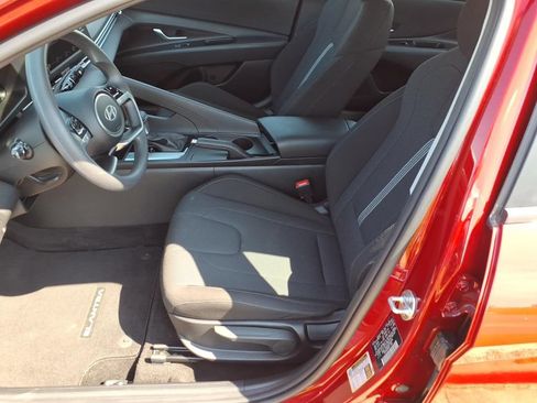 Used 2025 Hyundai Elantra SE FWD image 11