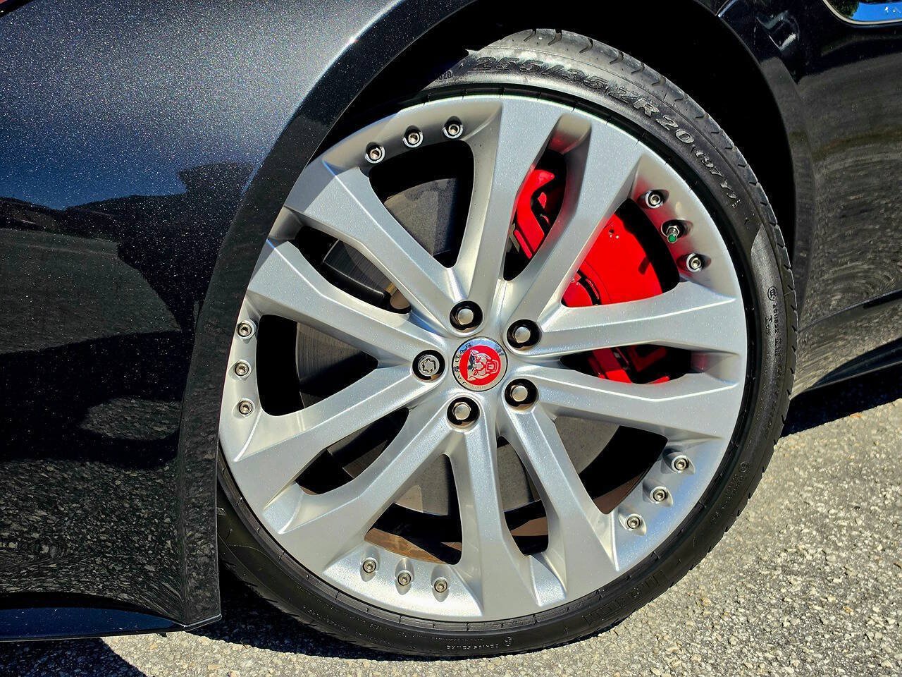 Used 2015 Jaguar F-TYPE R RWD image 4