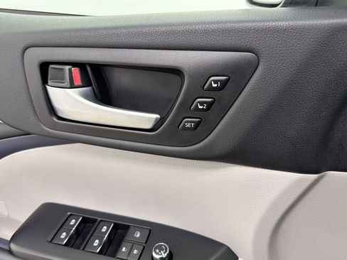 Used 2019 Toyota Highlander Limited Platinum FWD image 33