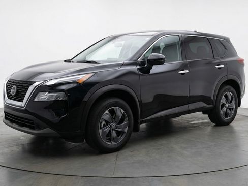 Used 2025 Nissan Rogue SV image 3