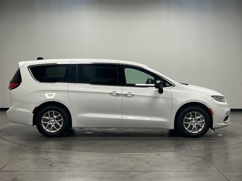 New 2026 Chrysler Pacifica Select image 9
