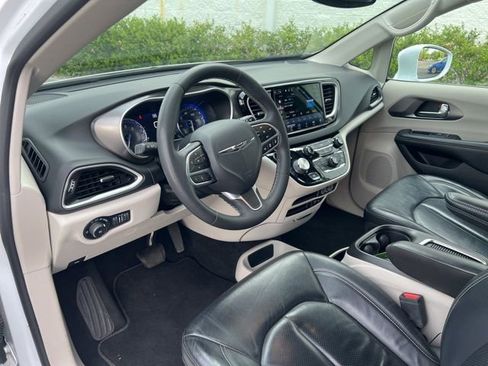 Used 2022 Chrysler Pacifica Touring-L FWD image 16
