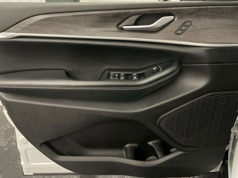 Used 2023 Jeep Grand Cherokee Limited image 16