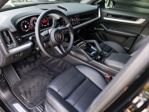 Certified 2024 Porsche Cayenne AWD/4WD image 4