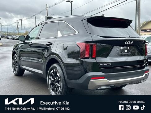 Certified 2024 Kia Sorento S w/ Panoramic Sunroof Package AWD/4WD image 2