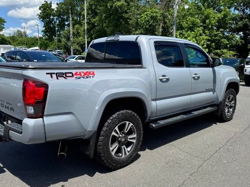 Used 2018 Toyota Tacoma TRD Sport AWD/4WD image 5