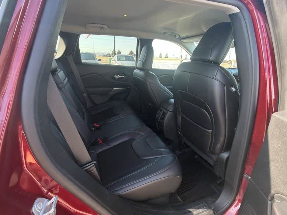 Used 2019 Jeep Cherokee Latitude Plus w/ Cold Weather Group AWD/4WD image 27