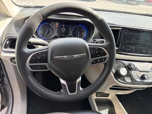Used 2024 Chrysler Pacifica Touring-L FWD image 19