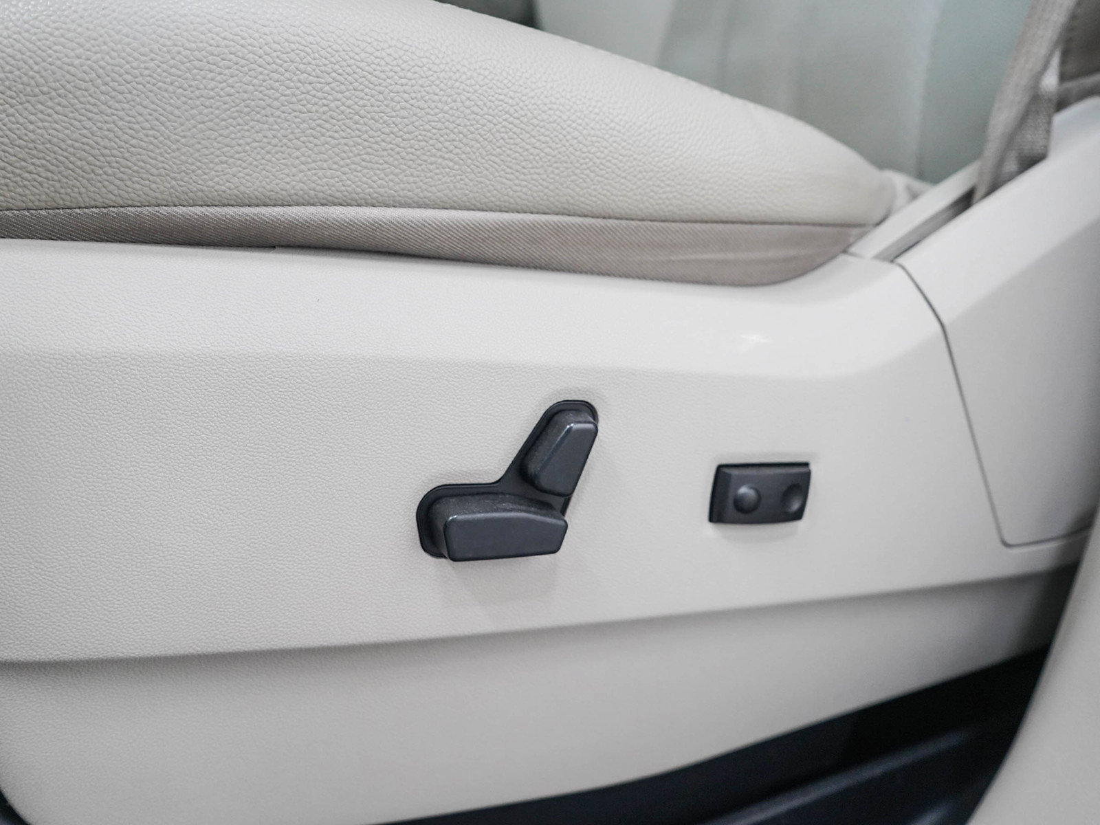 Used 2016 Chrysler Town & Country Touring-L w/ Driver Convenience Group FWD image 24
