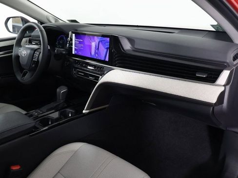 Used 2025 Toyota Camry XLE image 9