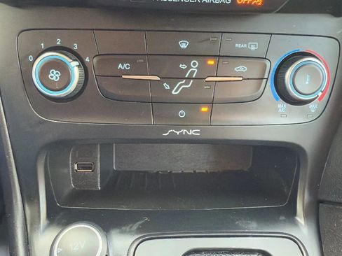 Used 2015 Ford Focus SE w/ SE Sport Package image 19