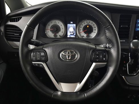 Used 2015 Toyota Sienna SE FWD image 18
