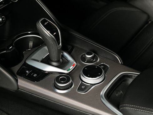 Used 2022 Alfa Romeo Giulia Veloce image 36