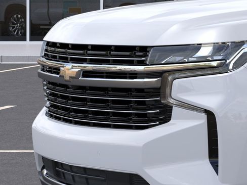 Used 2024 Chevrolet Suburban LT w/ Luxury Package AWD/4WD image 13